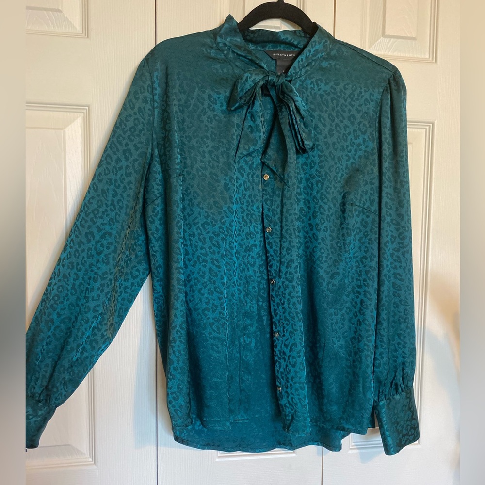 Long sleeve emerald green silkly looking blouse with gold details !
